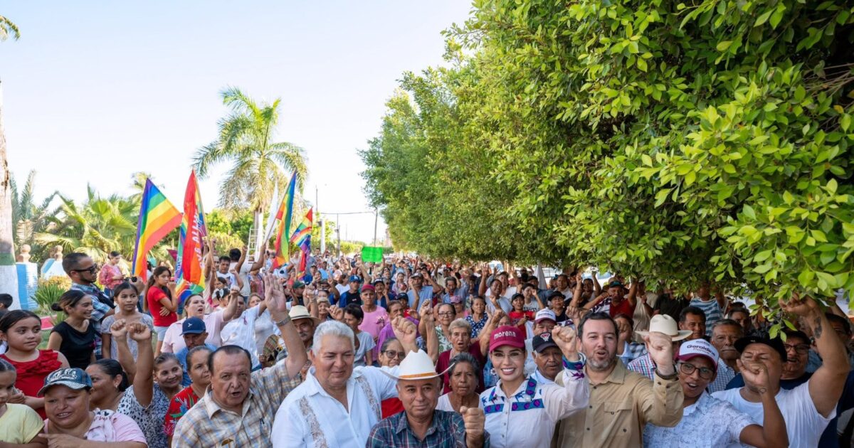 Geraldine Ponce con simpatizantes durante un recorrido en Nayarit