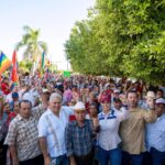 Geraldine Ponce con simpatizantes durante un recorrido en Nayarit
