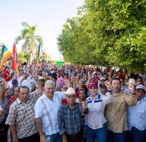 Geraldine Ponce con simpatizantes durante un recorrido en Nayarit