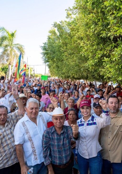 Geraldine Ponce con simpatizantes durante un recorrido en Nayarit
