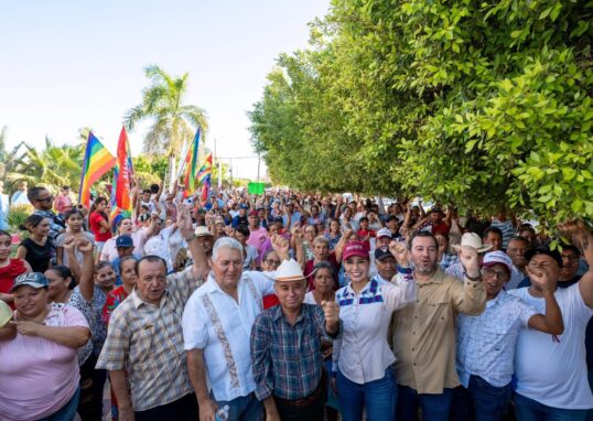 Geraldine Ponce con simpatizantes durante un recorrido en Nayarit