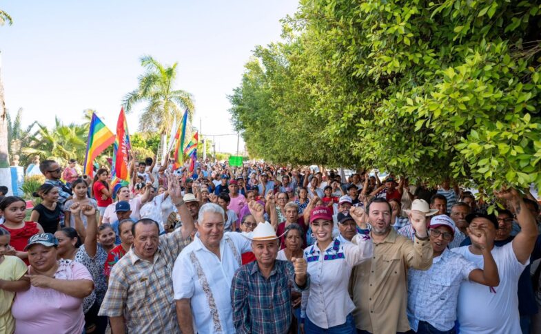 Geraldine Ponce con simpatizantes durante un recorrido en Nayarit