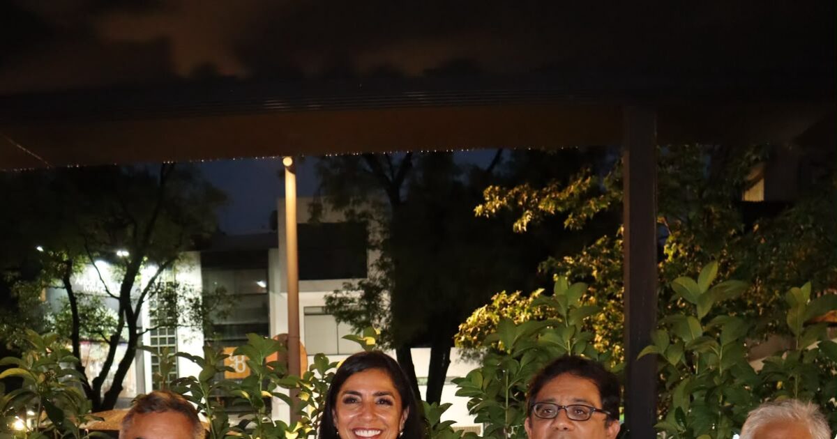 Marybel Villegas acompañada por asistentes durante la presentación de su libro sobre Quintana Roo