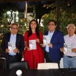 Marybel Villegas acompañada por asistentes durante la presentación de su libro sobre Quintana Roo