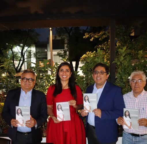 Marybel Villegas acompañada por asistentes durante la presentación de su libro sobre Quintana Roo