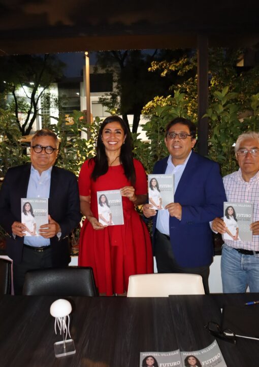 Marybel Villegas acompañada por asistentes durante la presentación de su libro sobre Quintana Roo