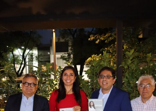 Marybel Villegas acompañada por asistentes durante la presentación de su libro sobre Quintana Roo