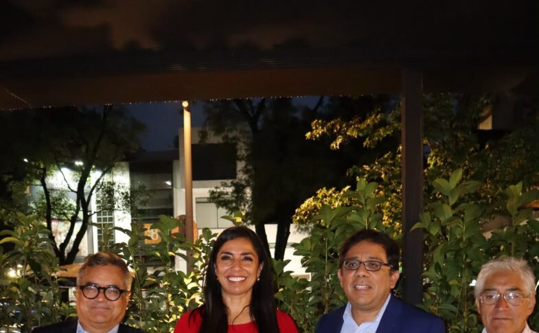 Marybel Villegas acompañada por asistentes durante la presentación de su libro sobre Quintana Roo