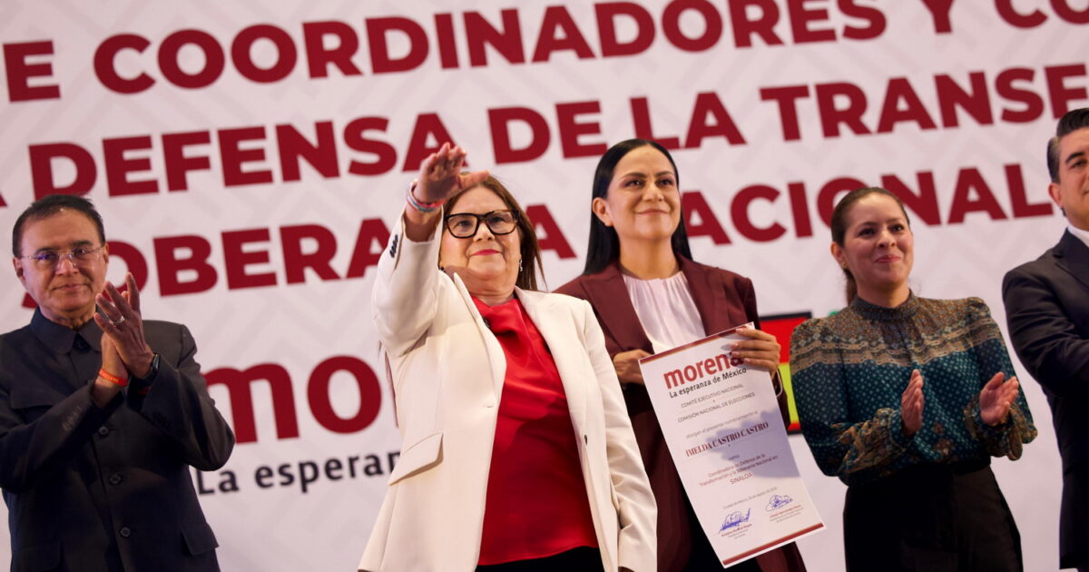 Imelda Castro saluda tras recibir su nombramiento como coordinadora estatal de Morena en Sinaloa