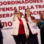 Imelda Castro saluda tras recibir su nombramiento como coordinadora estatal de Morena en Sinaloa