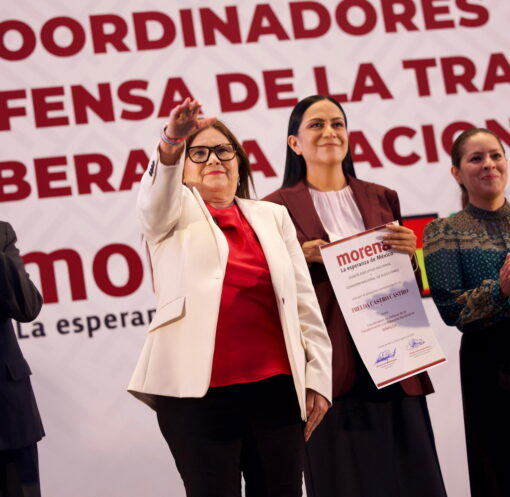 Imelda Castro saluda tras recibir su nombramiento como coordinadora estatal de Morena en Sinaloa