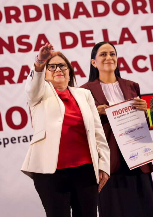 Imelda Castro saluda tras recibir su nombramiento como coordinadora estatal de Morena en Sinaloa