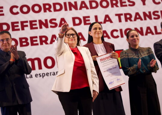 Imelda Castro saluda tras recibir su nombramiento como coordinadora estatal de Morena en Sinaloa