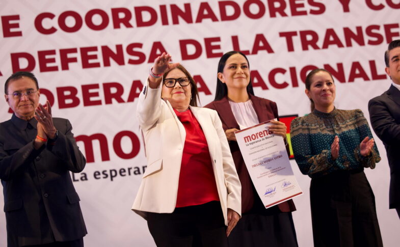 Imelda Castro saluda tras recibir su nombramiento como coordinadora estatal de Morena en Sinaloa