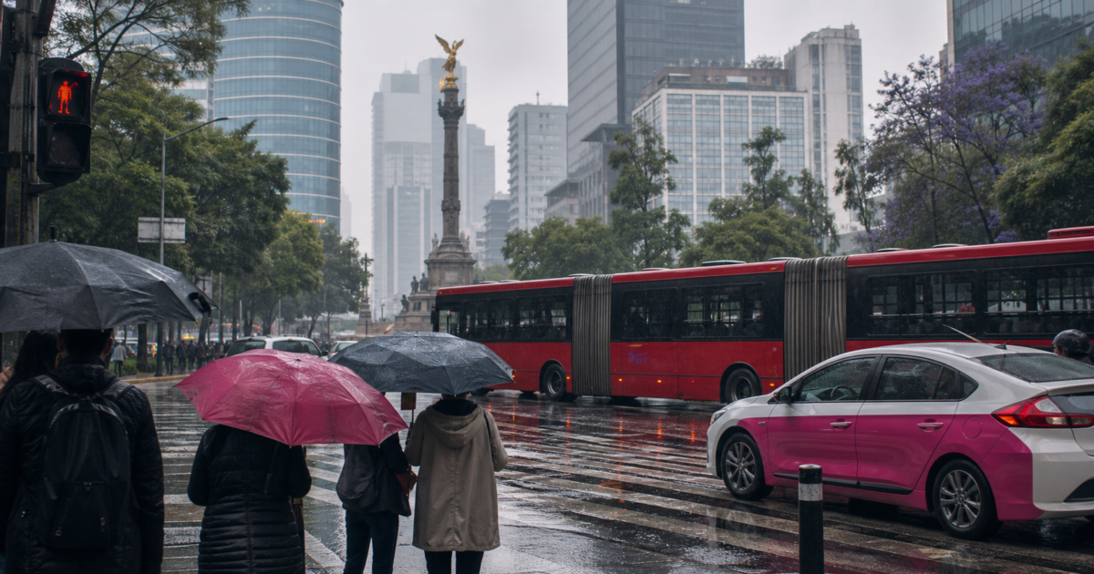 Lluvia y movilidad en una avenida de la Ciudad de Mexico