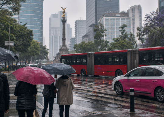Lluvia y movilidad en una avenida de la Ciudad de Mexico