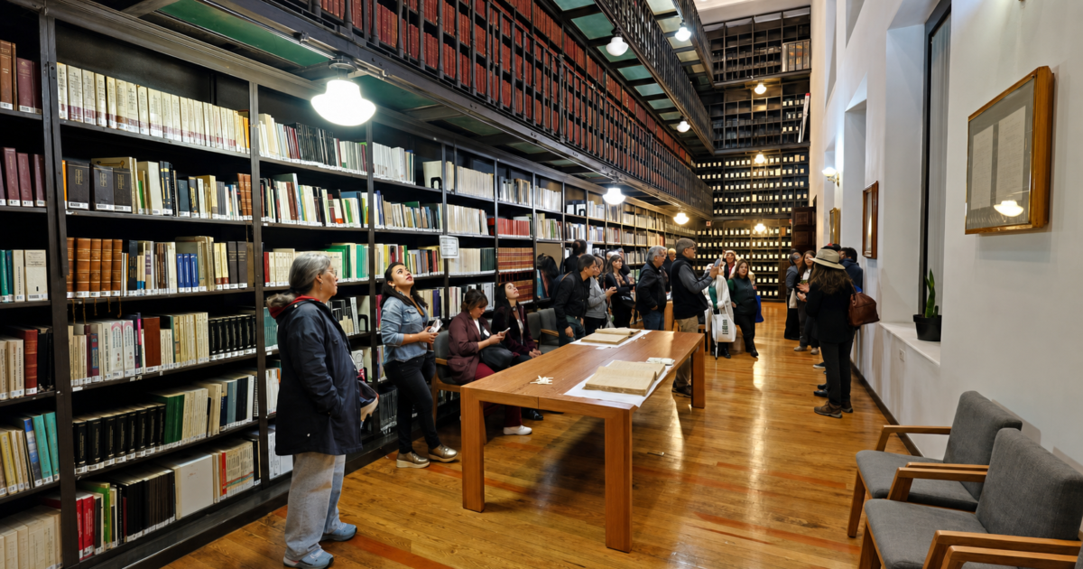 Archivo historico y visitantes durante la exposicion cultural