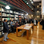Archivo historico y visitantes durante la exposicion cultural