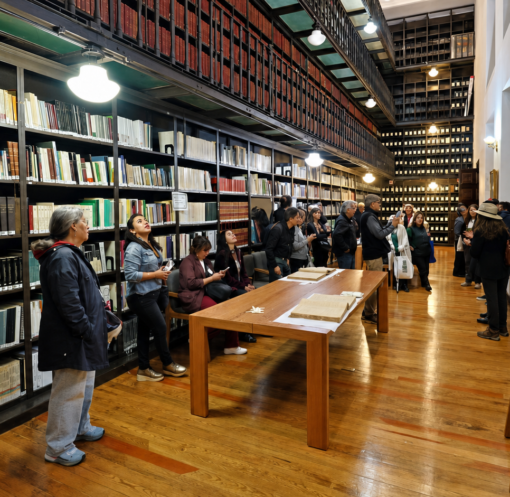 Archivo historico y visitantes durante la exposicion cultural