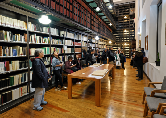 Archivo historico y visitantes durante la exposicion cultural