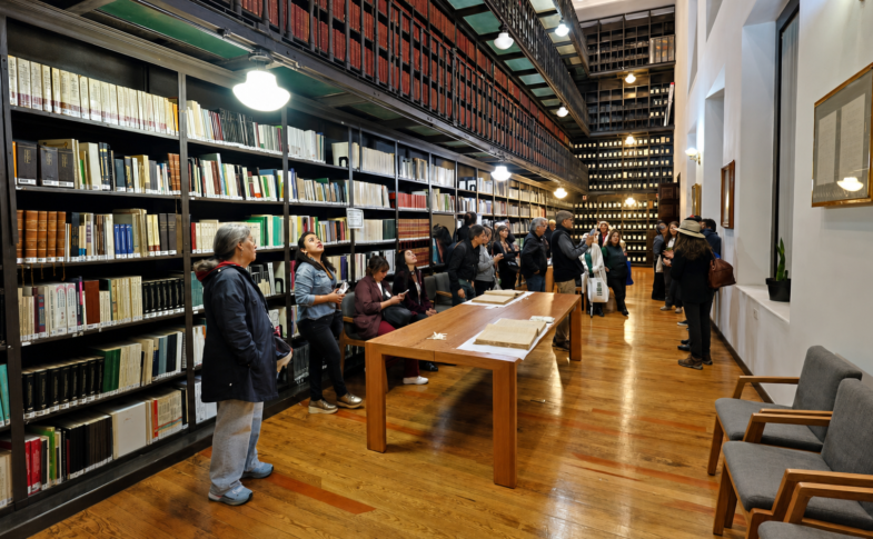 Archivo historico y visitantes durante la exposicion cultural
