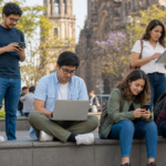 Personas de distintas edades utilizando internet en dispositivos digitales