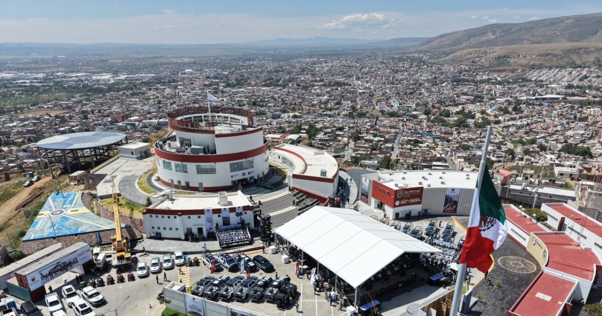 Vista aérea de un complejo de seguridad y la ciudad de Zacatecas, con bandera de México