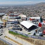 Vista aérea de un complejo de seguridad y la ciudad de Zacatecas, con bandera de México
