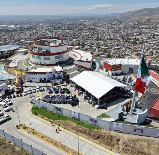 Vista aérea de un complejo de seguridad y la ciudad de Zacatecas, con bandera de México