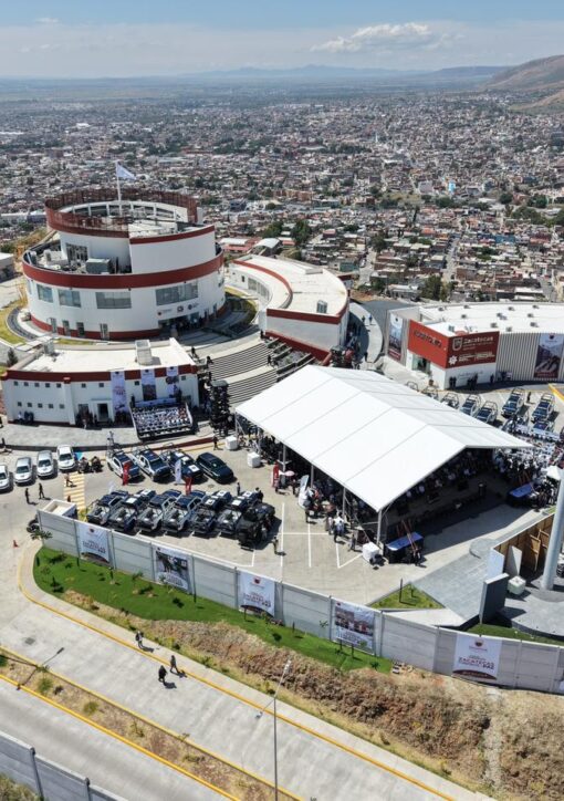Vista aérea de un complejo de seguridad y la ciudad de Zacatecas, con bandera de México