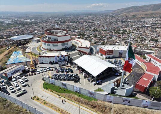 Vista aérea de un complejo de seguridad y la ciudad de Zacatecas, con bandera de México