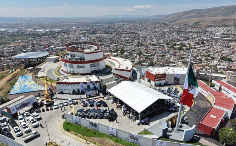 Vista aérea de un complejo de seguridad y la ciudad de Zacatecas, con bandera de México
