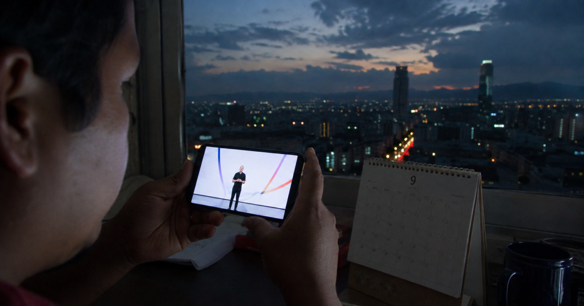 Persona observa una transmisión tecnológica en su teléfono junto a un calendario con el número 9, con la ciudad de México al anochecer.