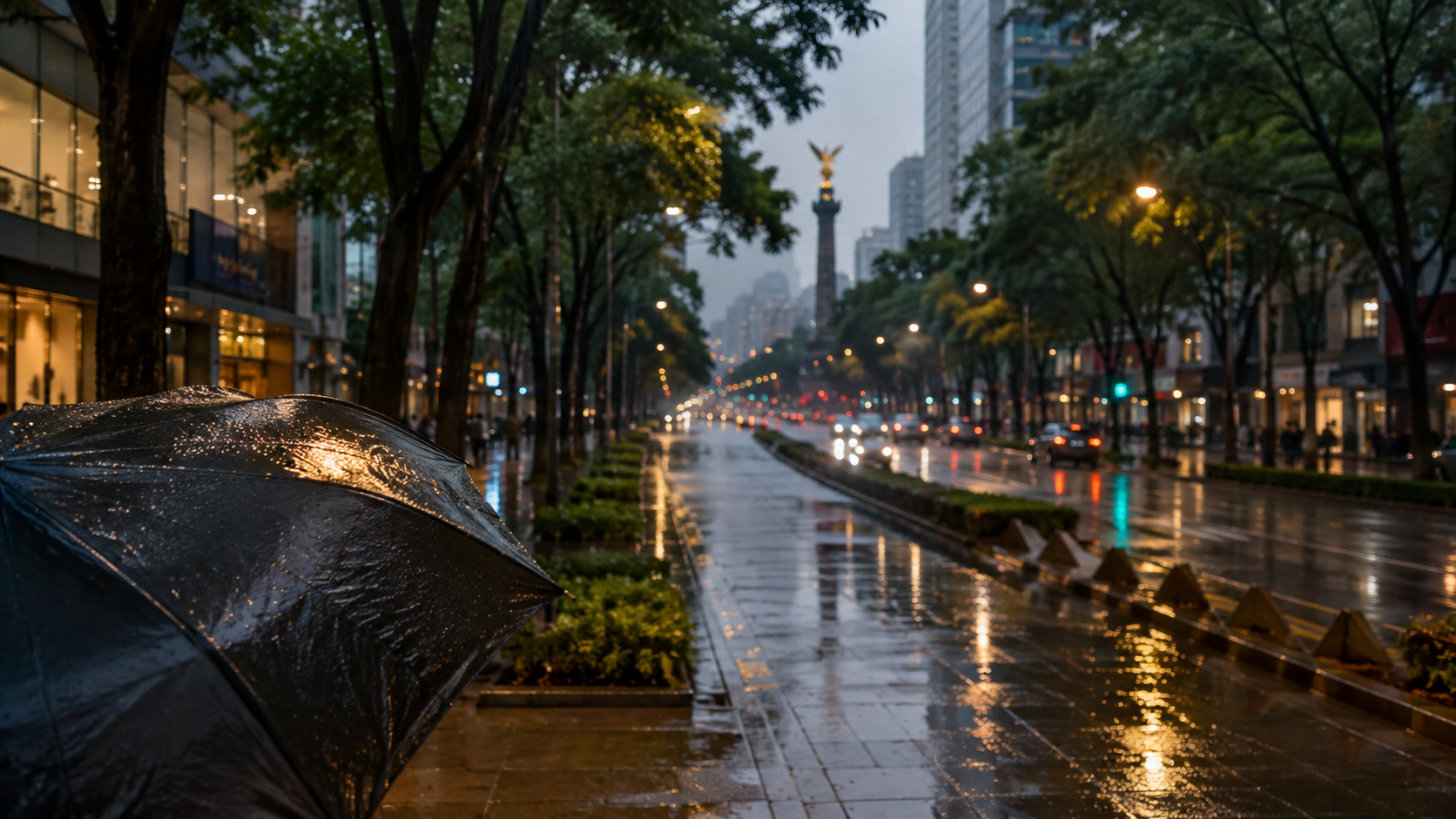 Avenida de Ciudad de México durante una lluvia vespertina con paraguas y reflejos urbanos.