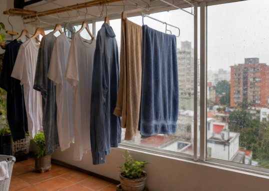 Prendas tendidas en interior con ventilación durante un día lluvioso