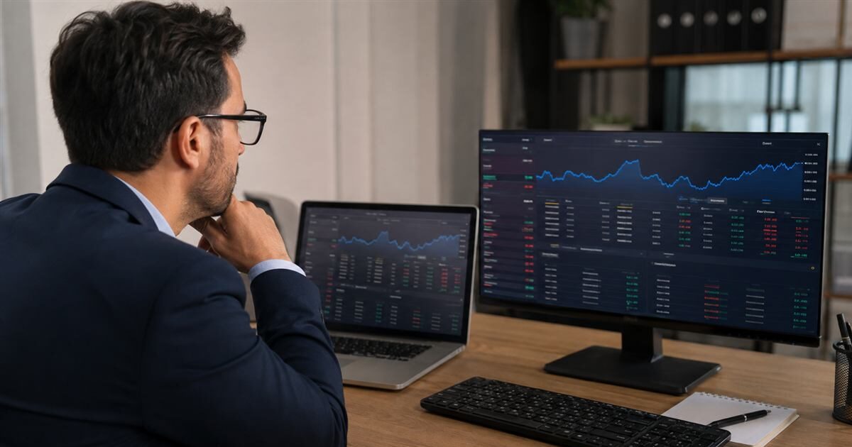 Empresaria compara cotizaciones de dólar y comisiones en una pantalla financiera