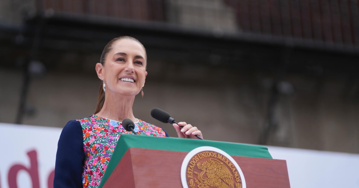 Claudia Sheinbaum pronuncia un discurso desde el atril presidencial en el Zócalo.