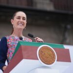 Claudia Sheinbaum pronuncia un discurso desde el atril presidencial en el Zócalo.