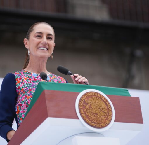Claudia Sheinbaum pronuncia un discurso desde el atril presidencial en el Zócalo.