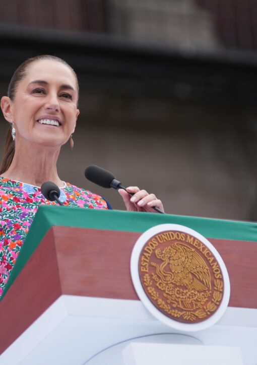 Claudia Sheinbaum pronuncia un discurso desde el atril presidencial en el Zócalo.