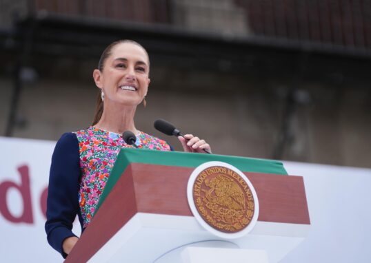Claudia Sheinbaum pronuncia un discurso desde el atril presidencial en el Zócalo.