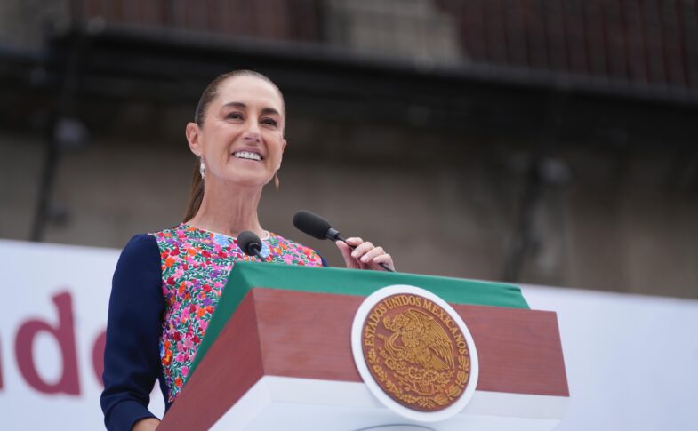 Claudia Sheinbaum pronuncia un discurso desde el atril presidencial en el Zócalo.