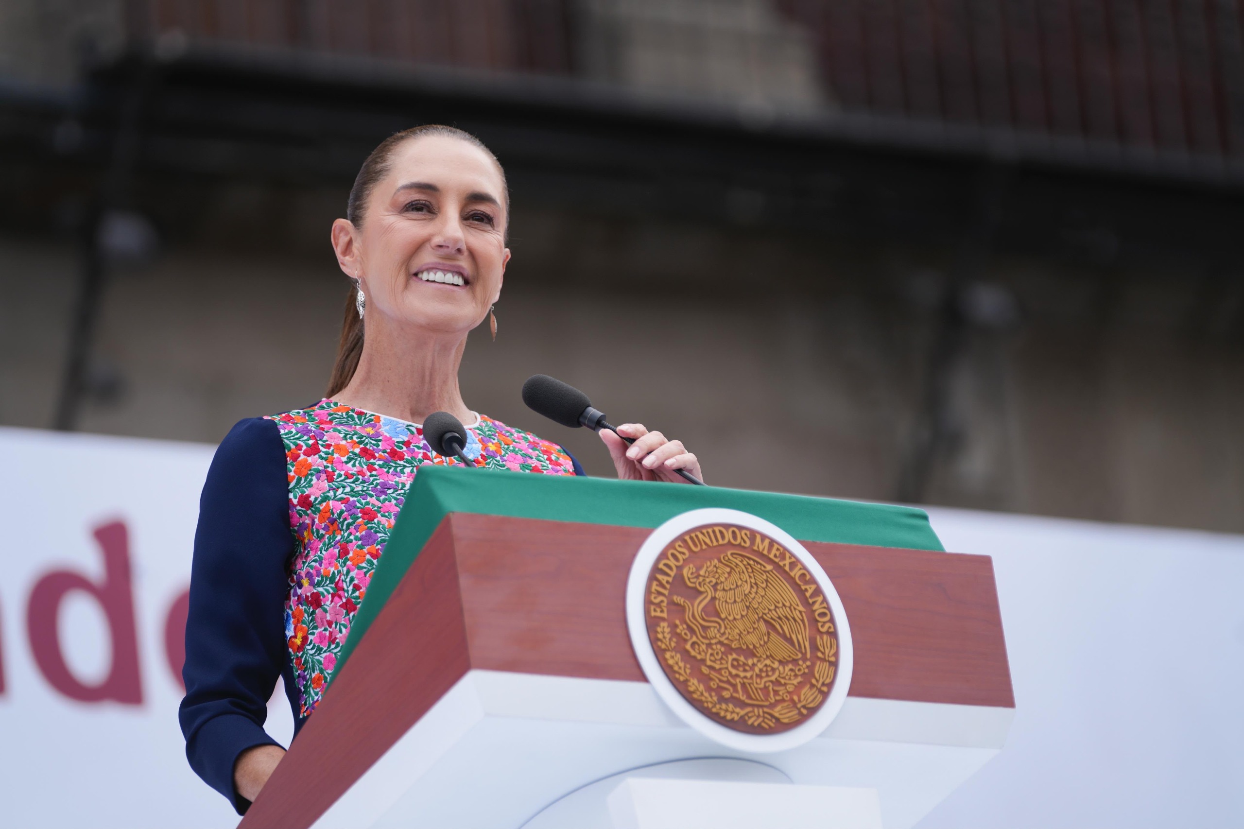 Claudia Sheinbaum pronuncia un discurso desde el atril presidencial en el Zócalo.