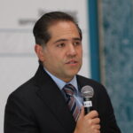 Raúl Bolaños-Cacho Cué habla ante representantes de medios de comunicación.