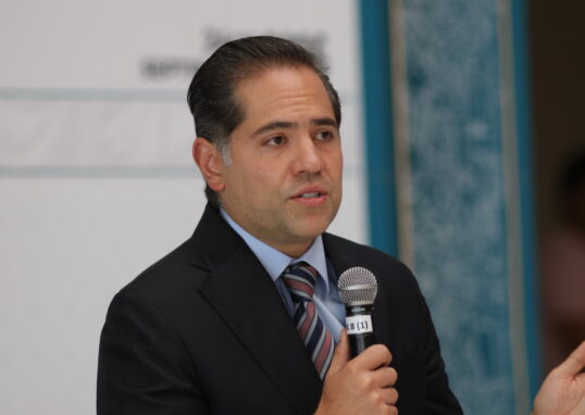 Raúl Bolaños-Cacho Cué habla ante representantes de medios de comunicación.