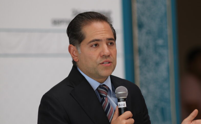 Raúl Bolaños-Cacho Cué habla ante representantes de medios de comunicación.