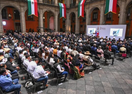 Asistentes al Segundo Informe de Gobierno en Palacio Nacional