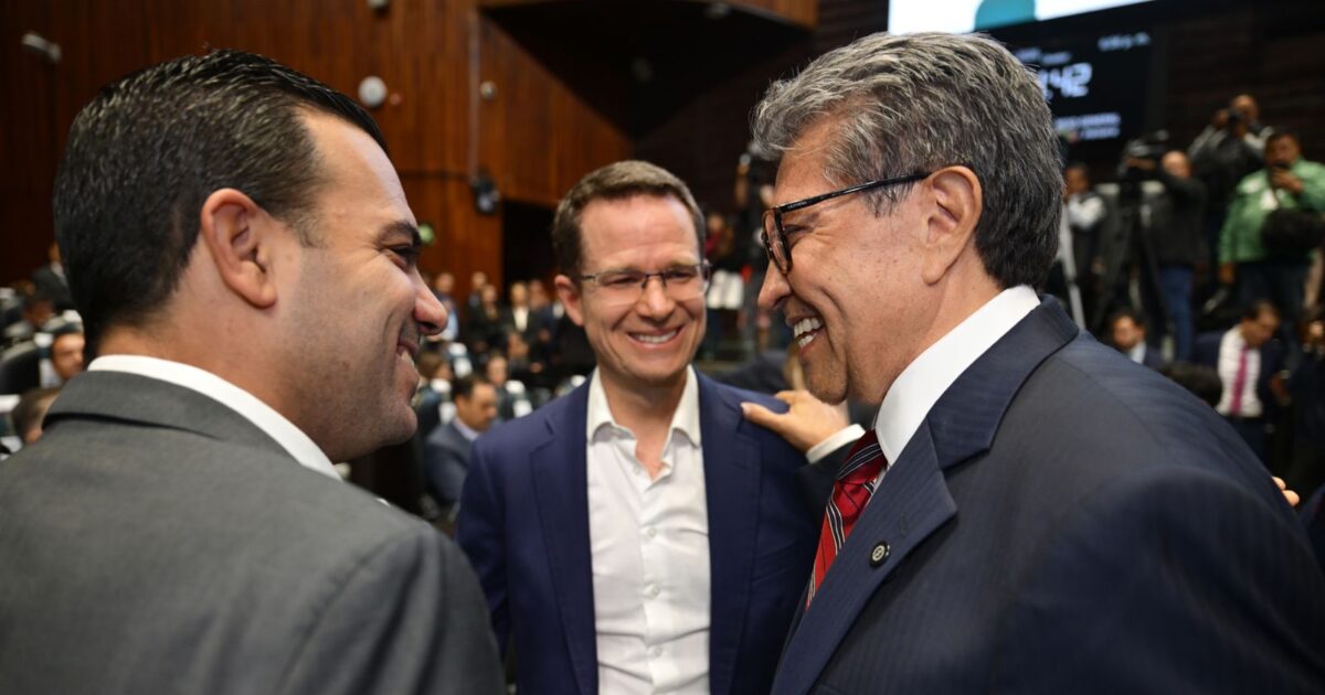Ricardo Monreal dialoga con legisladores durante la sesión de Congreso General