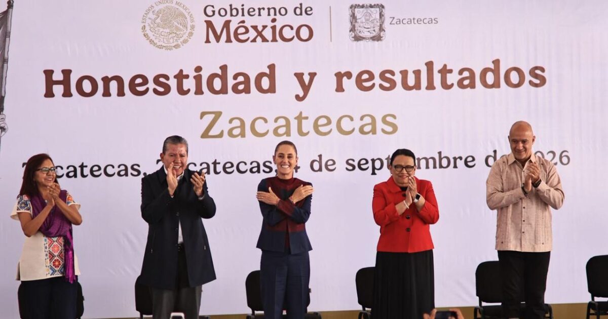 Claudia Sheinbaum y David Monreal aplauden durante la gira del Segundo Informe en Zacatecas