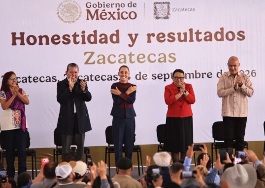 Claudia Sheinbaum y David Monreal aplauden durante la gira del Segundo Informe en Zacatecas